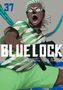 "37", "BLUE LOCK" groß im Vordergrund; Cartoon eines schreienden Fußballspielers in grün-weißem Trikot., Buch