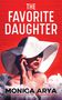 "The Favorite Daughter" und "Monica Arya" in weißem Text auf rotem Backstein. Frau mit großem Hut und Blumen., Buch