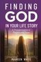"Finding God in Your Life Story" von Maureen White. Eine Frau steht im Sonnenlicht vor einem Fenster mit Bergkulisse.