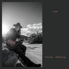 Texte „rise“ und „Melissa Etheridge“. Frau mit Gitarre, Hut, im Freien sitzend, s/w-Fotografie mit Sonnenlicht.