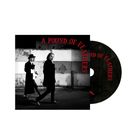 Text: "A Pound of Feathers" in Rot. Zwei Männer in Mänteln gehen nebeneinander vor einer verwitterten Wand.