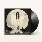 Ein schwarz-weißes Albumcover zeigt eine Person in einem fließenden Kleid vor einem großen Mond. Links erscheint eine Schallplatte.