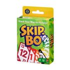 Oben steht "Stack Your Way to Victory!" Darunter "SKIP-BO" in großen Buchstaben auf einer Spielkartenpackung.