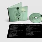 Auf der CD-Hülle steht "THE ALARM - TRANSFORMATION". Buch zeigt Songtexte. Design mit Röntgenbild und grüner Farbgebung.