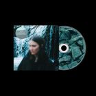 „Lean In“ und „Art School Girlfriend“ erscheinen zweimal. Unscharfe Person vor Wasserfall, CD mit Steinen.