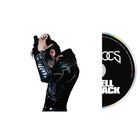 Ein schwarzes CD-Design mit Text, daneben eine Person in schwarzer Jacke mit erhobenen Armen.