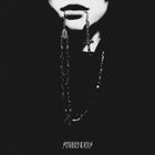 Unten steht "STARBENDERS". Eine Kette mit Kreuz baumelt von den Lippen einer Person vor schwarzem Hintergrund.