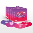 Die Worte "NOW 12'' 80s 1987 PART TWO" erscheinen auf einem CD-Album-Cover in leuchtenden Farben mit CDs.