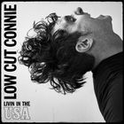 "LOW CUT CONNIE" und "LIVIN IN THE USA". Profil eines Mannes mit hochgestellten Locken, Mund weit geöffnet.