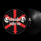 "Entombed Inferno" in gotischer Schrift auf rotem Symbol, daneben eine offene Schallplatte durch einen schwarzen Hintergrund.