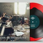 "DIAMOND DOGS" steht an der Wand, der Raum ist chaotisch. Links ein Synthesizer, rechts eine rote und schwarze Schallplatte.