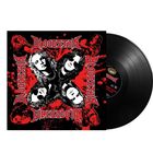 "BLOODSTAIN" in roter Schrift, vier Porträts einer Band auf einem schwarzen Hintergrund mit roten Spritzern. Enthält eine Schallplatte.