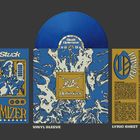 Links: "Stuck Optimizer", Illustration mit Figur und Schrift, Vinylhülle mit blauen und weißen Mustern. Rechts: Texte.