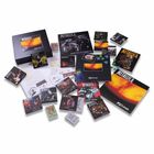 Texte: "Metallica", "Reload", "Ministry of Sound 1997". Viele Alben und Memorabilia von Metallica ausgebreitet auf weißem Hintergrund.