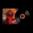 Ein Schallplatten-Cover mit einer Person in rotem Gewand und Krone vor einem Auge. Daneben eine schwarze Vinyl-Schallplatte.