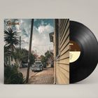 Text: "Gitkin, Nowhere to Go But Everywhere." 
Vinylplatte neben einem Cover mit Straßenszene: Palmen, Auto, Häuser.