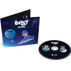 Text: „BLUEY UP HERE“. Illustration mit einem Hund auf einem Raumschiff, das vor einem blauen Hintergrund schwebt. CD daneben.
