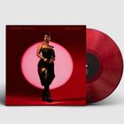 "November Scorpio" und "Tiana Major9". Eine Frau in schwarzem Kleid vor einem großen, rosa leuchtenden Kreis.