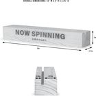 Texte: "OVERALL DIMENSIONS: 13” W x 2” H x 2.75” D", "NOW SPINNING", "CROSLEY". Ein Holzblock mit Maßen und einer Rille.