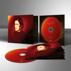 Texte: ALISON MOYET, OTHER, DISC ONE, DISC TWO. CDs und Hüllen in warmen Rottönen. Porträt einer nachdenklichen Frau.