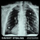 Text: "CAUGHT STEALING" und "THE ORIGINAL MOTION PICTURE SOUNDTRACK". 
Ein Röntgenbild eines Brustkorbs.
