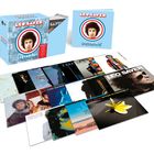 "LEO SAYER" und "LEOTHOLOGY THE STUDIO ALBUMS 1973-NOW" auf Box und Heft. Verschiedene Albumcover in einer Reihe.
