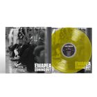 „EMAPEA Zoning Out Volume 1“. Gelbe Vinyl-Schallplatte, Schwarz-Weiß-Foto von Menschen in einer Reihe sitzend.