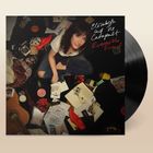 Text: "Elizabeth and the Catapult, Responsible Friend". Frau sitzt am Boden, umgeben von Notizen, Fotos, Kassette, Gitarre.