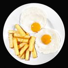 Ein Teller mit zwei Spiegeleiern und Pommes frites, auf schwarzem Hintergrund.