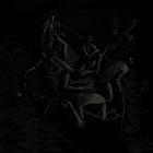 Keine erkennbaren Texte. Ein düsteres Gemälde mit sechs Personen in einem Boot auf unruhigem Wasser, eine Eule fliegt darüber.