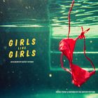 Text: "GIRLS LIKE GIRLS. AN ALBUM BY HAYLEY KIYOKO. MUSIC FROM & INSPIRED BY THE MOTION PICTURE". Rotes Bikini treibt unter Wasser.