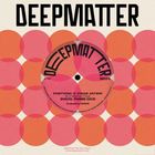 DEEPMATTER, EVERYTHING IS STOLEN ANYWAY von SHOLTO, PHOEBE COCO. Hintergrund: rosa und orange Kreise.