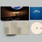 Texte: "A HOLE TO SEE THE SKY THROUGH" und "MYSTERY / A5". Oben: Menschen in einer Kuppel und Himmelbild. Unten: Büchlein und CD.