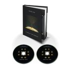 Buch: "Midge Ure, A Man of Two Worlds", CDs: "World One: Music", "World Two: Songs", stilisiertes Lichtmuster auf Cover und CDs.