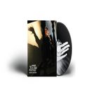 Text: "FALSE DOGS" und "MARIKA HACKMAN". Ein CD-Cover mit dunklem Schatten und eine schwarz-weiße CD daneben.