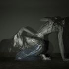 Ich kann keine Texte oder Logos erkennen. Eine Person ist kniend und ihre Körperhaltung wirkt verdreht.