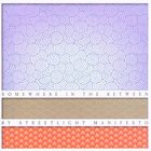 Der Text "SOMEWHERE IN THE BETWEEN" und "BY STREETLIGHT MANIFESTO" teilt Spiralmuster, Wellen und Fischschuppenmuster.