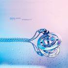 Der Text "PASTEL GHOST ETHEREALITY" ist in der oberen linken Ecke. Ein schimmerndes silbernes Schmuckstück liegt auf einer feuchten Oberfläche, umgeben von Wassertropfen, das in blauem und rosa Licht reflektiert.