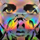Illustration eines menschlichen Gesichts mit einer Maske, überlagert von bunten holografischen Farben.