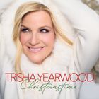 Text: "TRISHA YEARWOOD Christmastime". Eine lächelnde Frau mit blonden Haaren trägt einen weißen, flauschigen Mantel.