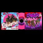 Links: "Gwarbie", "I'm Just Ken". Mitte: Pinke Schallplatte. Rechts: "GWAR", "Pink Pony Club", Sci-Fi-Kreaturen.