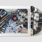 Cover mit Text: "Aksak Maboul, Before". Davor: Instrumente, Kassette, Fotos und Notizen in einem kreativen Arrangement.