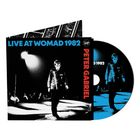 „LIVE AT WOMAD 1982“ in Blau, „PETER GABRIEL“ in Rot. Schwarz-weißes Foto einer Person auf einer Bühne.