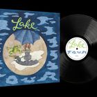„Lake“ und „Tour“ in geschwungener Schrift. Illustration: Frosch, Füße mit Regenschirm, Wolkenmotiv.
