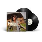 "Paradies" Felix Meyer & project île. Im Hintergrund ein Ziegelgebäude. Ein lachender Mann im Vordergrund. Zwei Schallplatten.