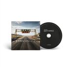 Text "Death Race" auf einem CD-Cover und einer CD, mit einer Rennstrecke im Hintergrund.