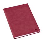 Ein schlichtes, rotes Notizbuch mit glatter, lederartiger Oberfläche. In der Ecke unten rechts ist ein dezentes Logo.