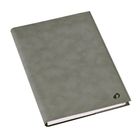 Kein sichtbarer Text. Ein graues Notizbuch mit glatter, matter Oberfläche und einem schlichten, kleinen Logo in der Ecke.