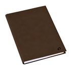 Braunes Notizbuch mit schlichtem Design und kleinem, dezenten Logo unten rechts.