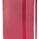 Rotes Notizbuch mit einem elastischen Band, das über das Cover gespannt ist. Links ein kleines kreisförmiges Logo.